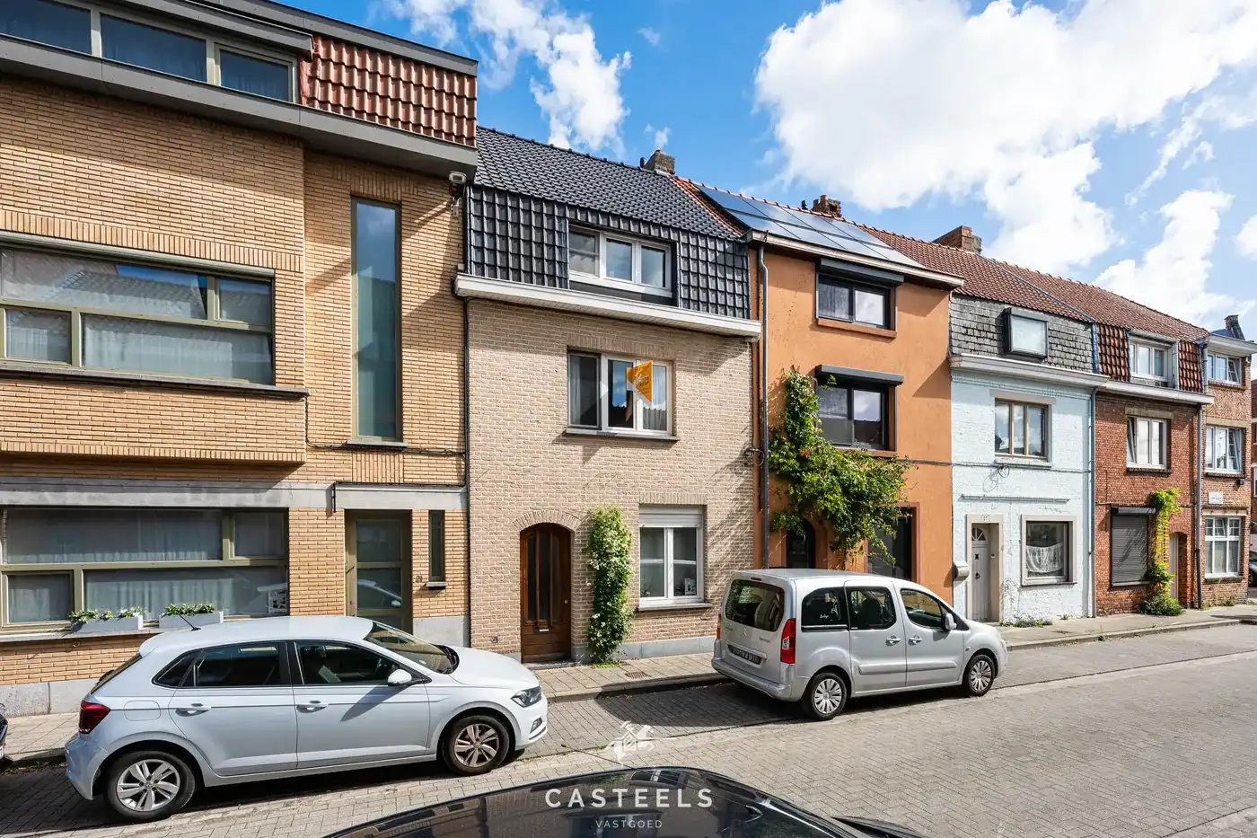 Karaktervolle starterswoning met tuin in Gentbrugge foto {{pictureIndex}}