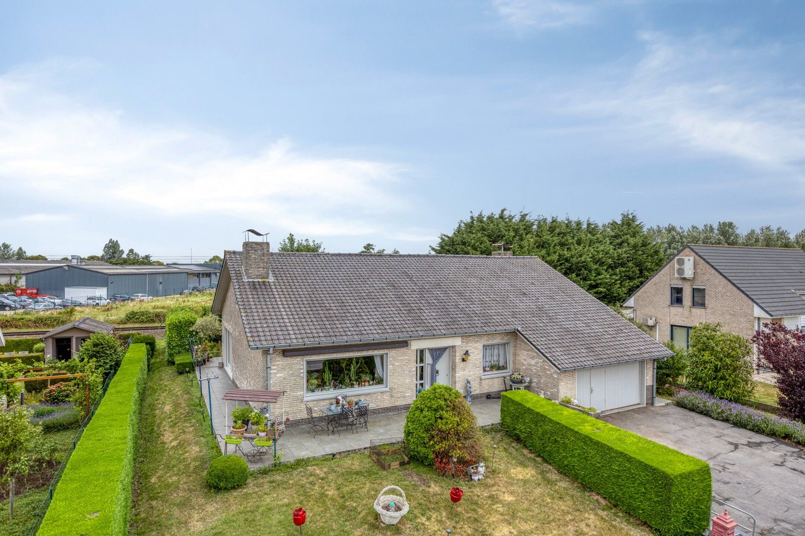 Hoofdfoto van de publicatie: Ruime alleenstaande villa met garage, zonnig terras en tuin op 899 m²