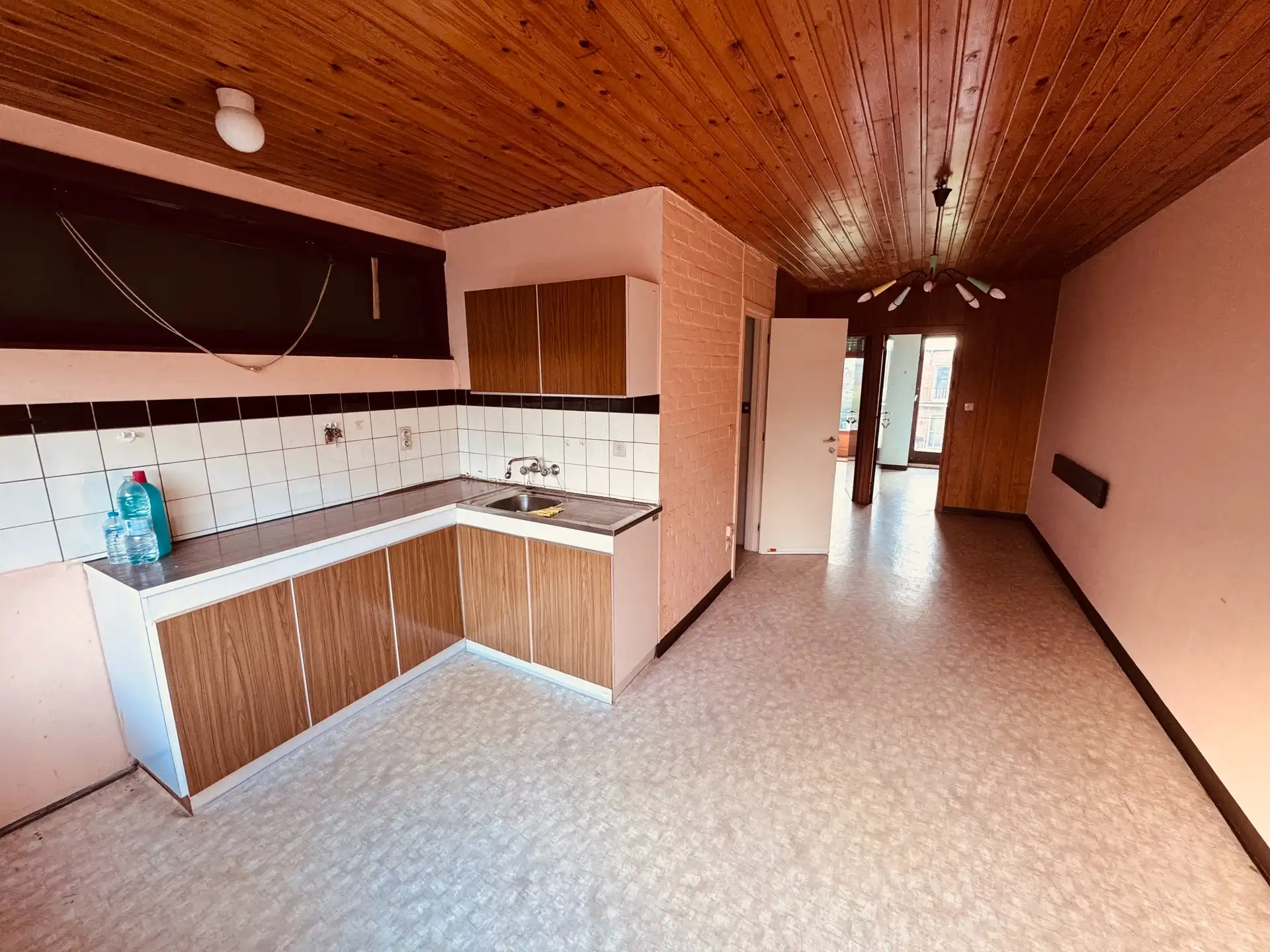 Te renoveren studio met 2 slaapkamers te koop in Vosseslag – De Haan. foto 2