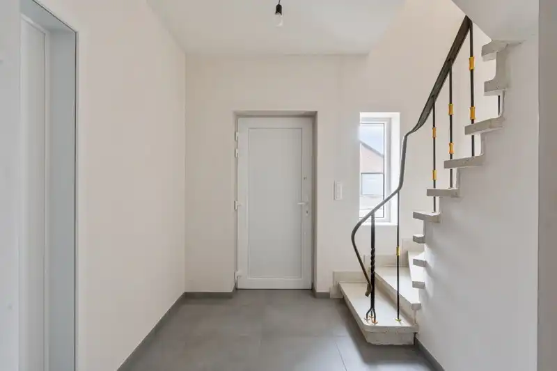 Totaal gerenoveerde woning op een perceel van 11are foto 5