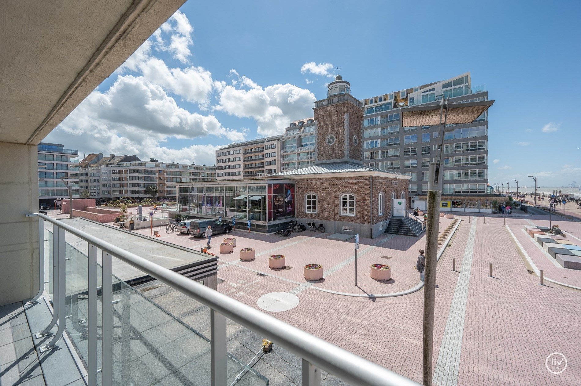 Magnifiek HOEKappartement met FRONTAAL zeezicht en westgericht terras gelegen aan het Lichttorenplein te Knokke. foto 13