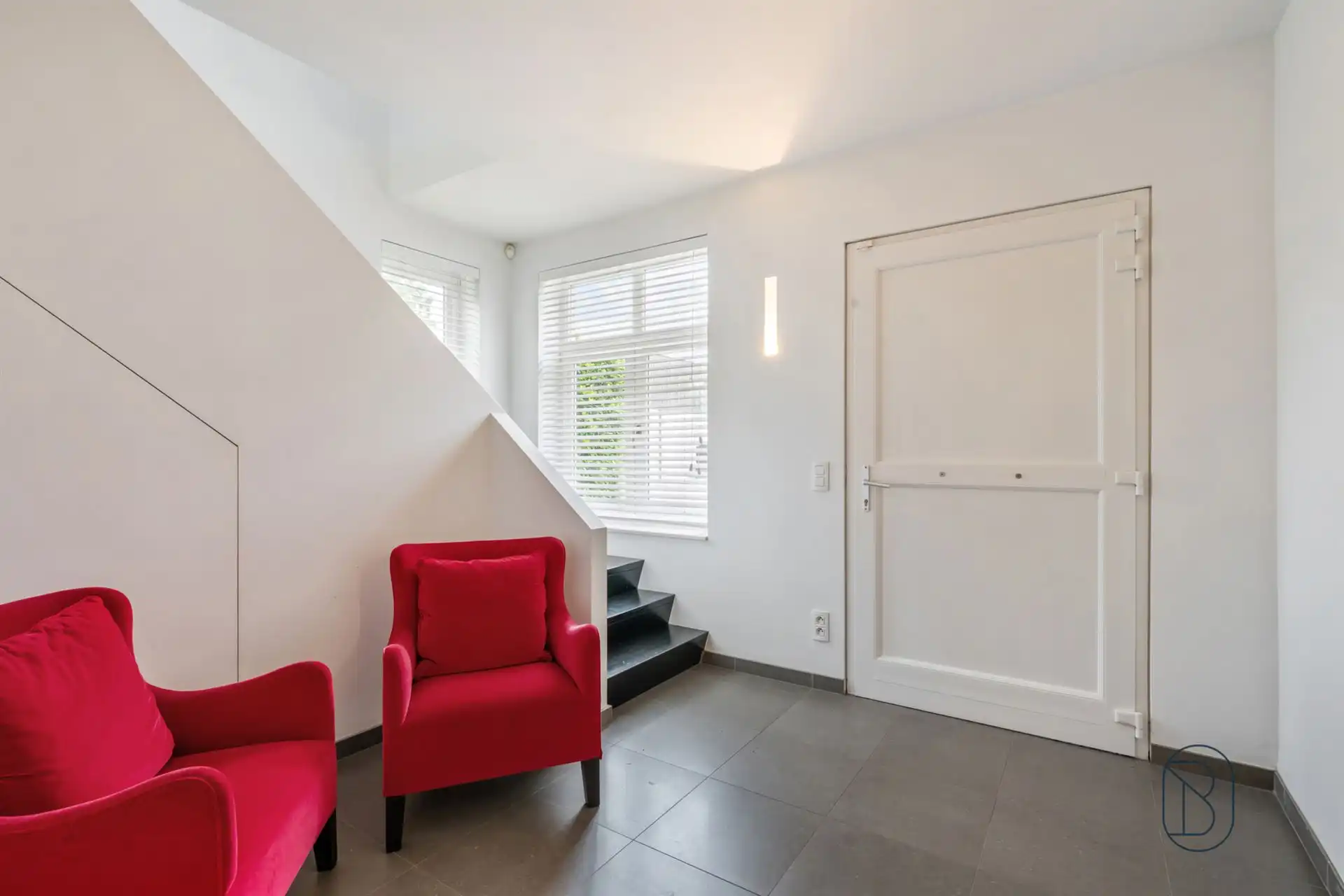 Commercieel gelegen kantoor/praktijk + woonst met atelier foto 9