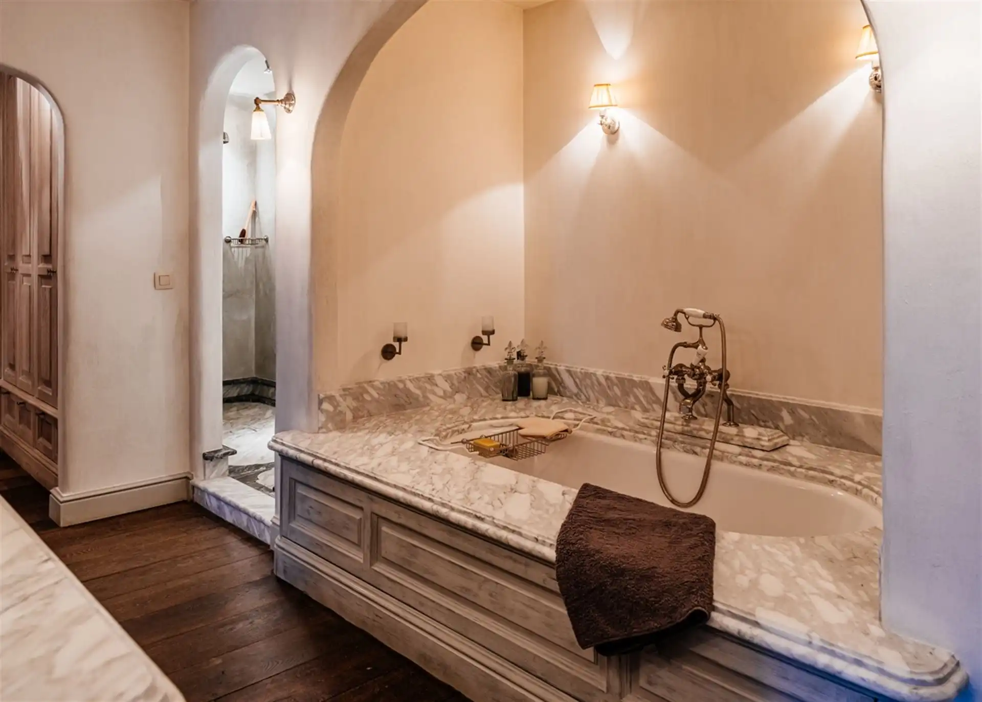 Charmante, hoogwaardig afgewerkte woning in een woonwijk. foto 23