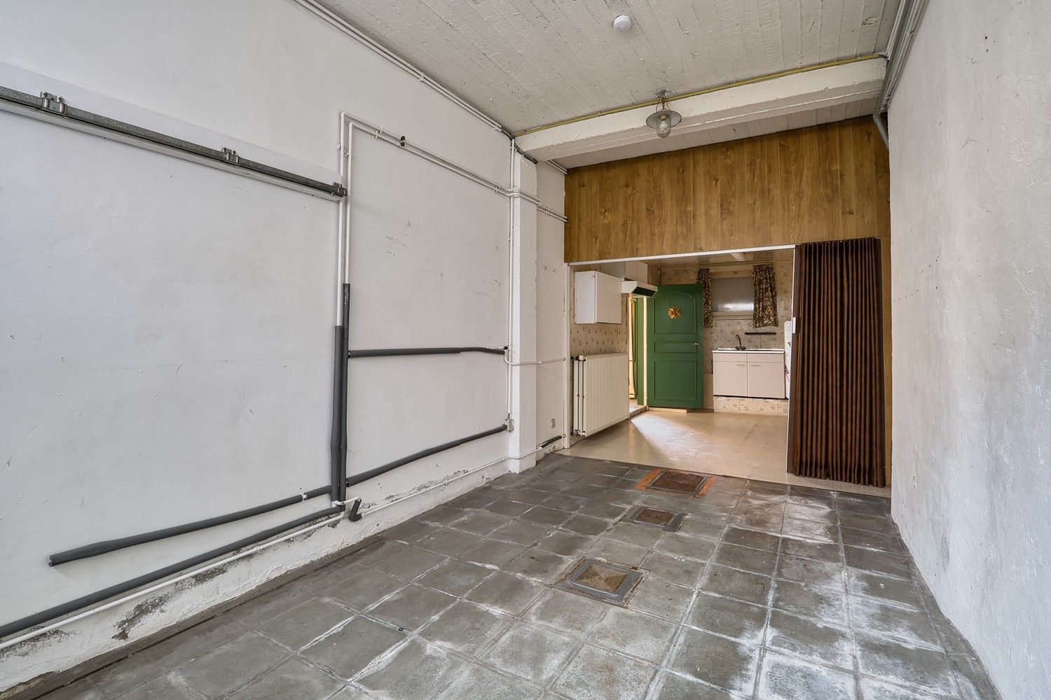 Hartje Brugge  TOP  TOERISTISCHE LIGGING , in de GOUDEN DRIEHOEK, Uitzonderlijk HANDELSPAND ( gevelbreedte 11 meter)                          LICHTRIJKE WINKELRUIMTE ,uitgevend op  Exclusieve STADSPATIO met overdekte rondgang van 105m²+ GARAGE van 30 m² UNIEK  IN BRUGGE op dergelijke ligging ! ERBOVEN lichtrijk ruim APPARTEMENT met zonneterras, foto 4