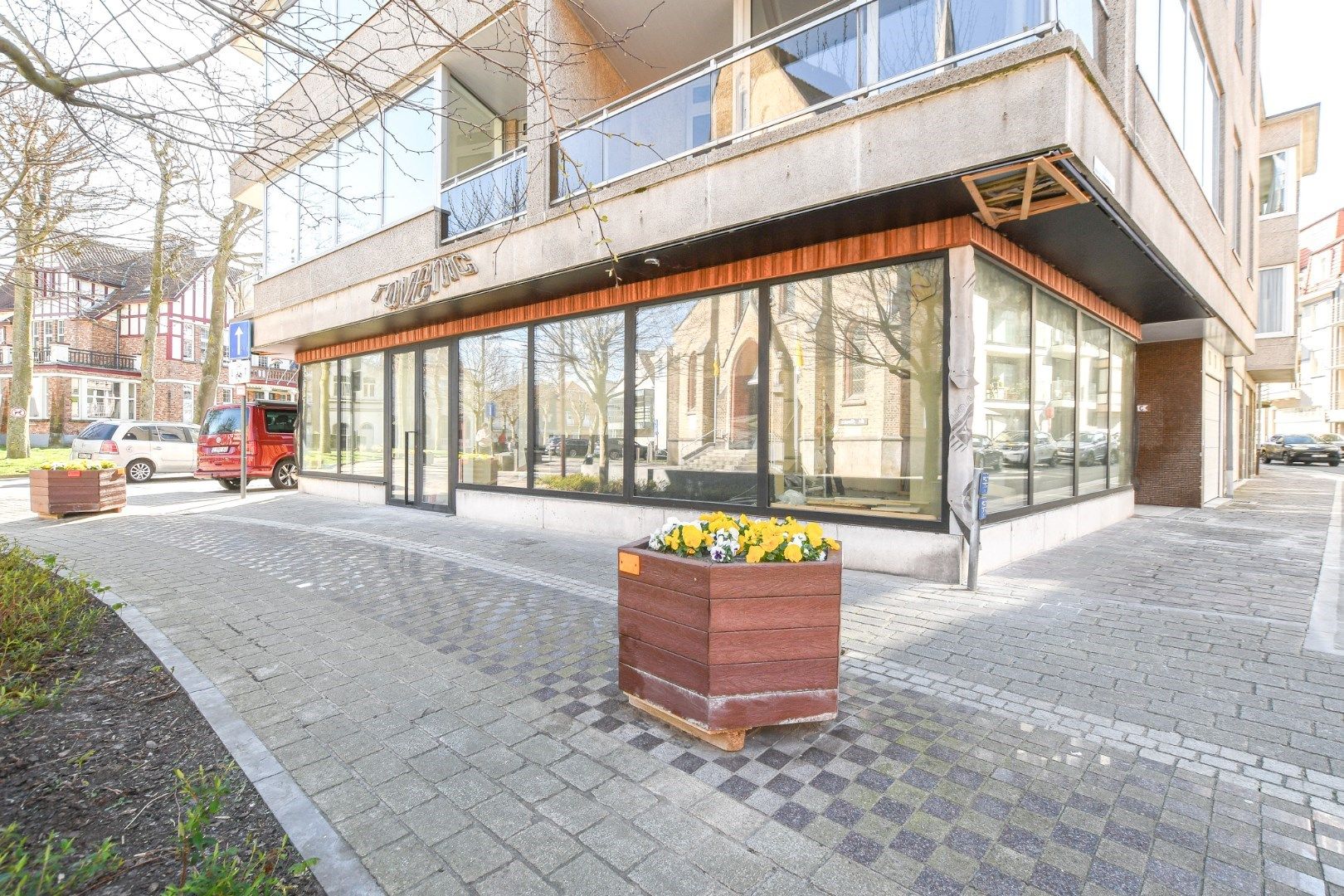 Te huur: volledig vernieuwd handelspand op toplocatie in De Haan foto 2