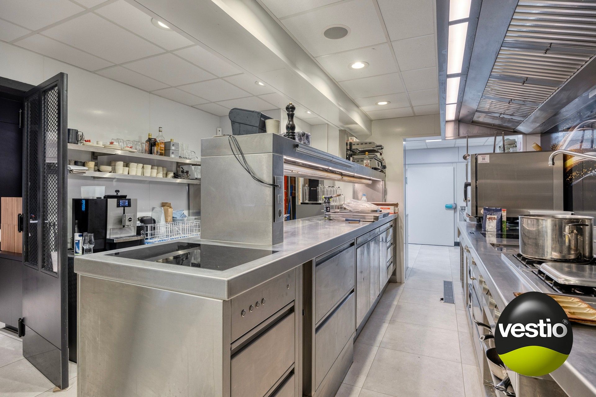 Handelshuis met absolute topligging en verhuurd bovenliggend appartement in hartje Alken. foto 9