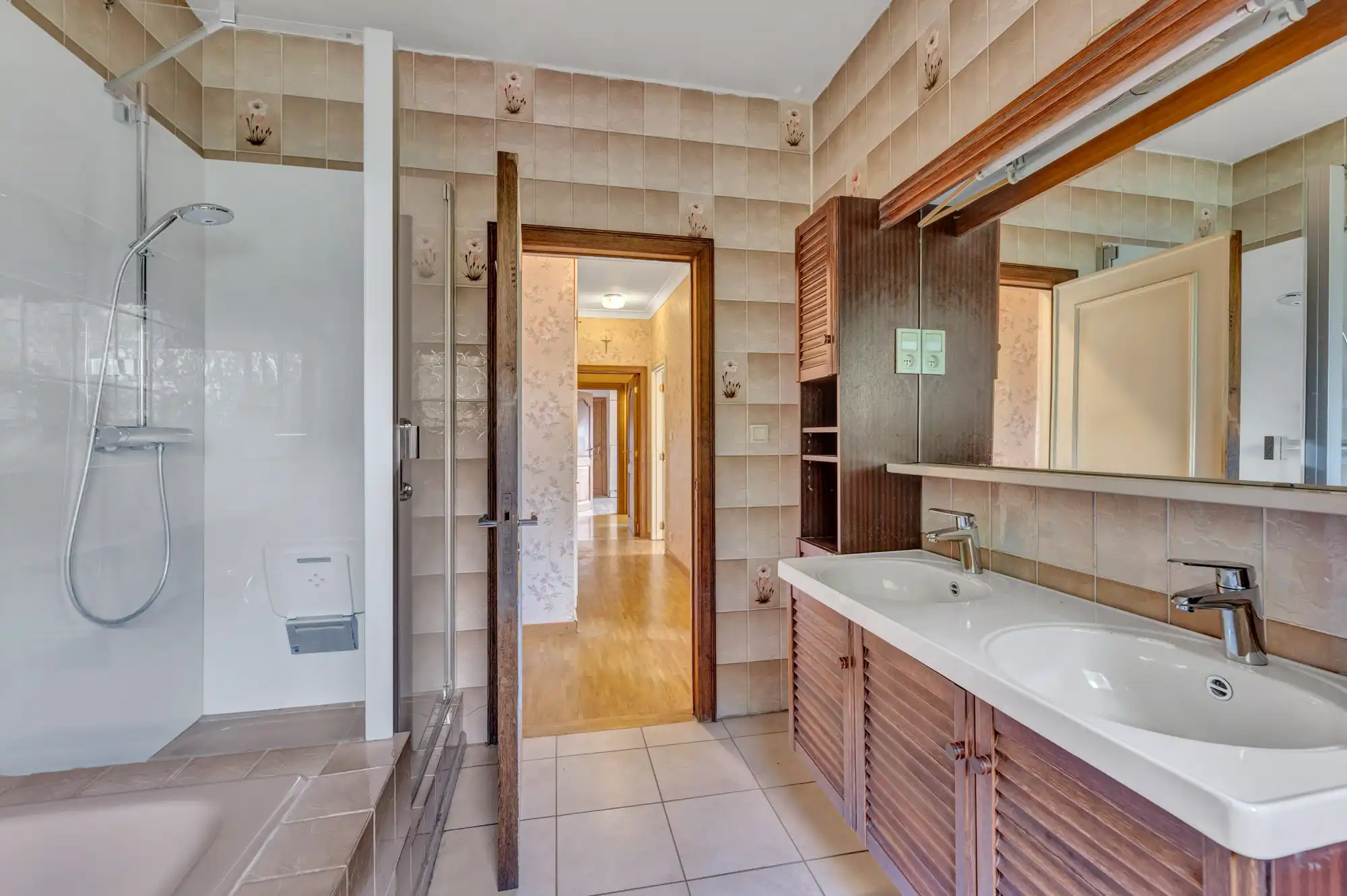 Ruime villa met 4 slpk met bouwgrond op +-18a met mooi zicht foto 9