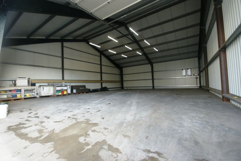 Opslagruimte (210m²) met sectionaalpoort op industriezone te Zedelgem, op 2 km van E403! foto 5