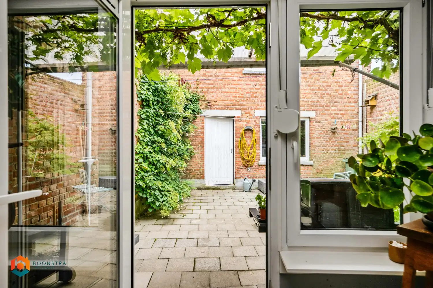 Instapklare woning met 4 slpkrs met gezellige stadstuin en garage foto 15