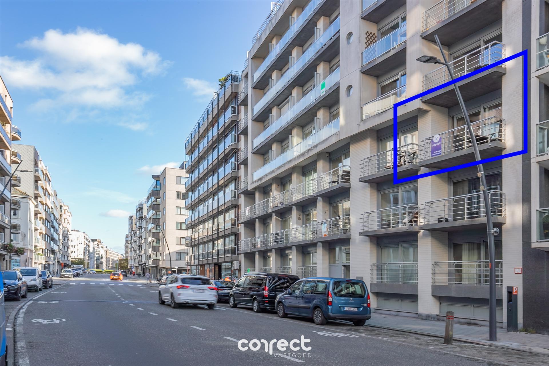 Centraal gelegen, recent , instapklaar gemeubeld appartement met 2 terrassen. foto {{pictureIndex}}