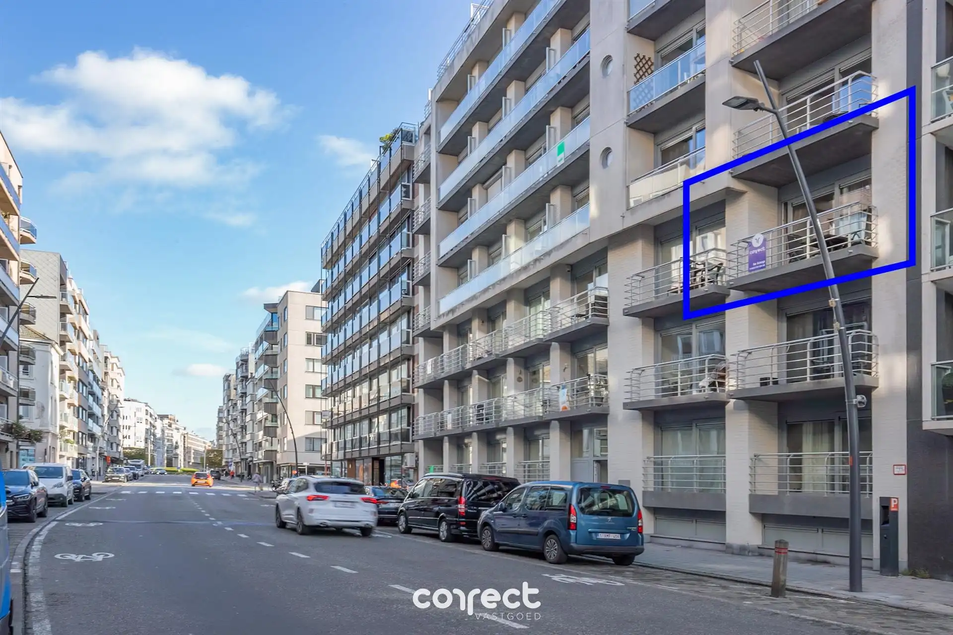 Centraal gelegen, recent , instapklaar gemeubeld appartement met 2 terrassen. foto {{pictureIndex}}