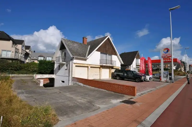 Garage te huur op  jaarbasis op de Koninklijke Baan te Koksijde foto {{pictureIndex}}