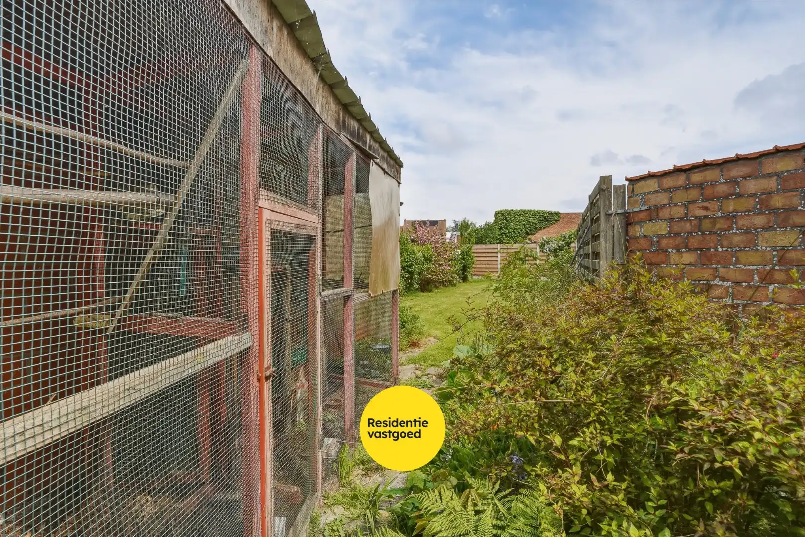 Te renoveren halfopen woning met tuin en oprit/garage foto 12