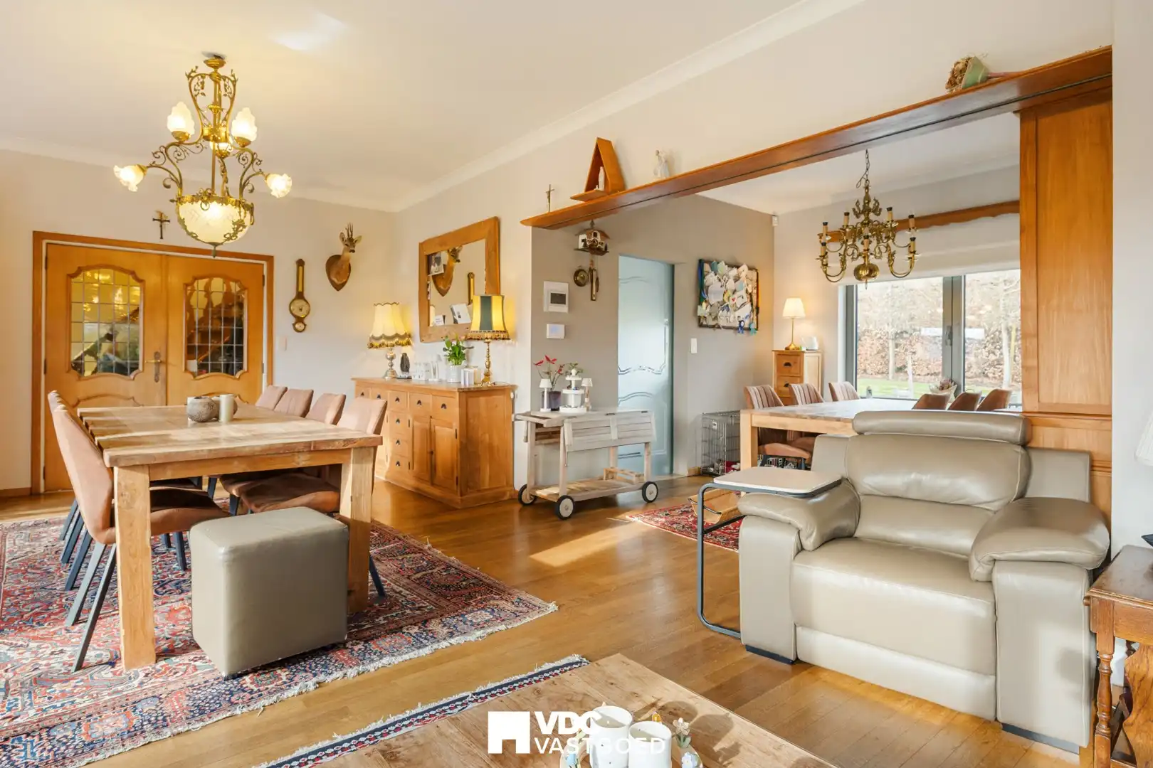 Ruime villa met praktijkruimte of extra woonruimte, zicht op bloesemweide en perceel van 1.745 m² foto 7