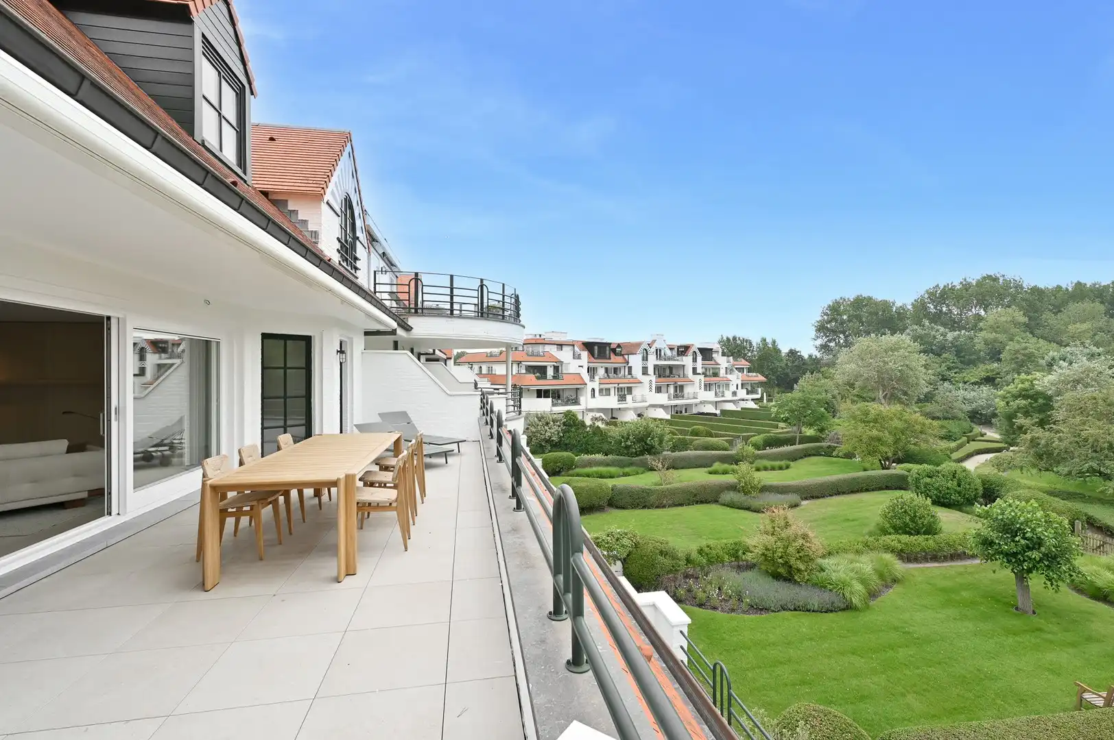 Exceptioneel appartement met zuidgericht terras nabij de zee en het Zwin. foto {{pictureIndex}}