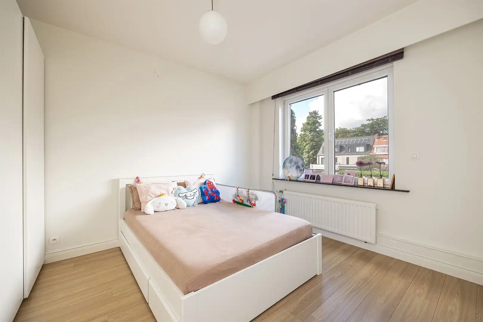 Gerenoveerde woning met vier slaapkamers en garage op rustige locatie foto 11