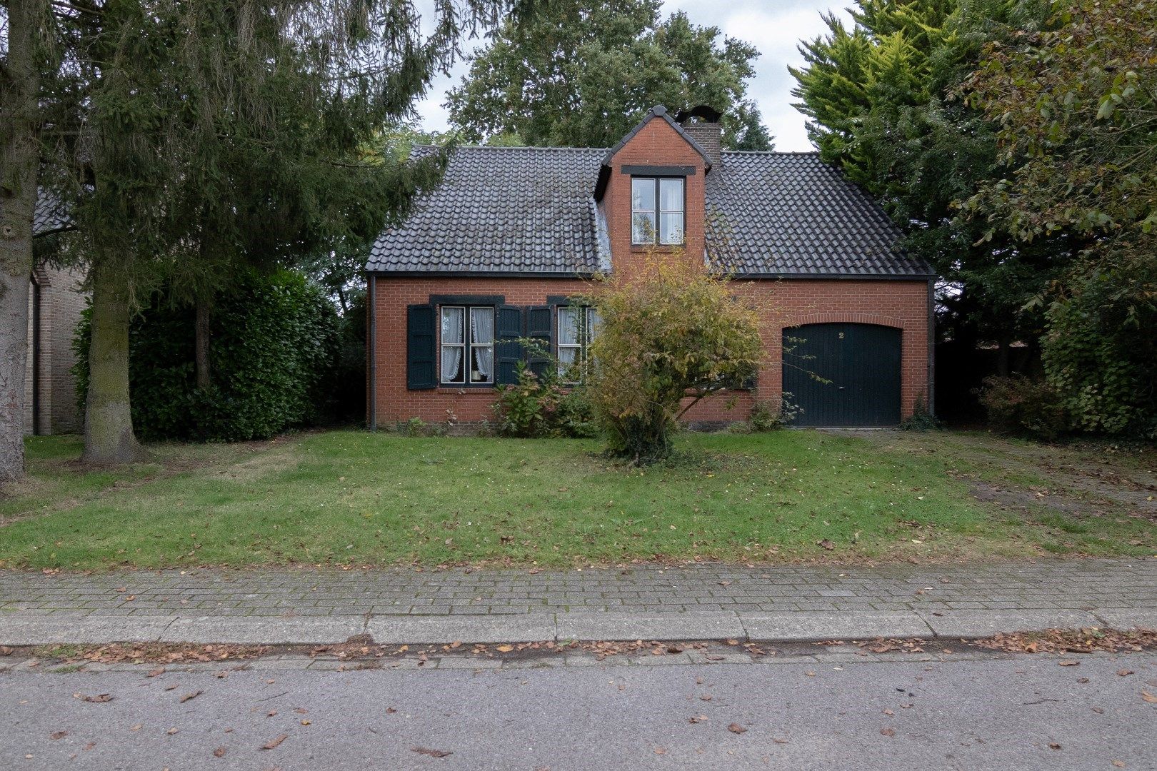 Hoofdfoto van de publicatie: Op te frissen open bebouwing te koop met mooie tuin!