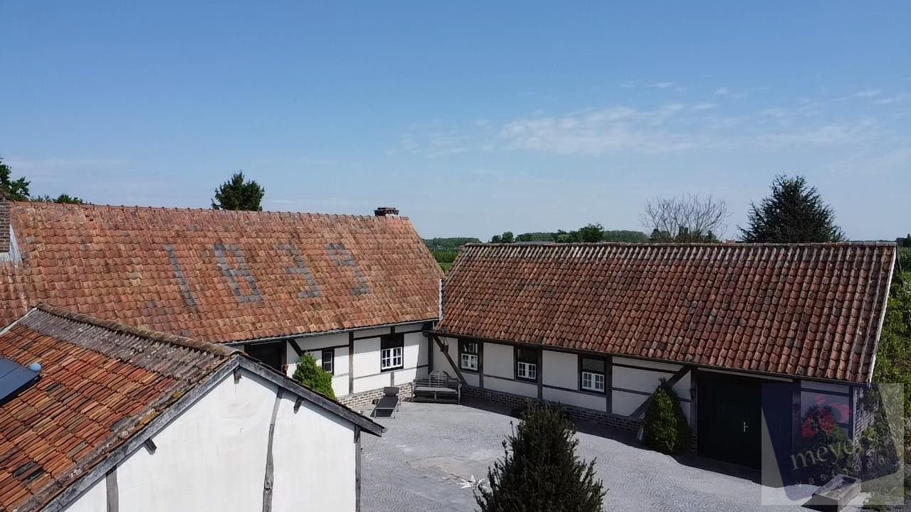 Hoeve met zwembad op 1,2 ha in Alken foto {{pictureIndex}}