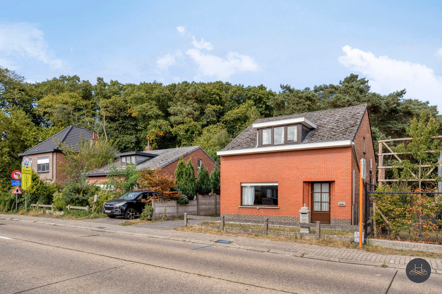 Karaktervolle, te renoveren woning op mooi perceel  foto 2