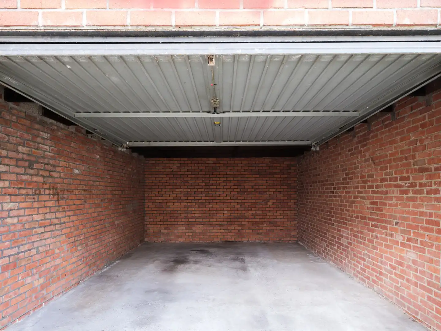 Ruime garagebox in Wondelgem foto 3