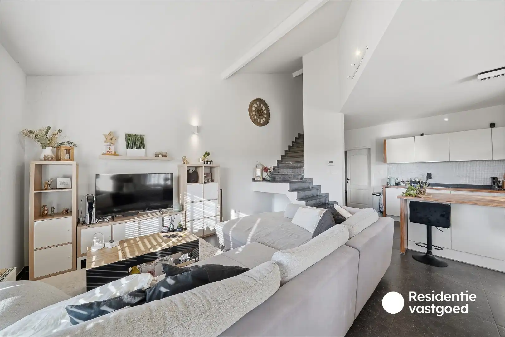 Instapklare woning met dubbele garage, 3 kamers en zongerichte buitenruimtes foto 4