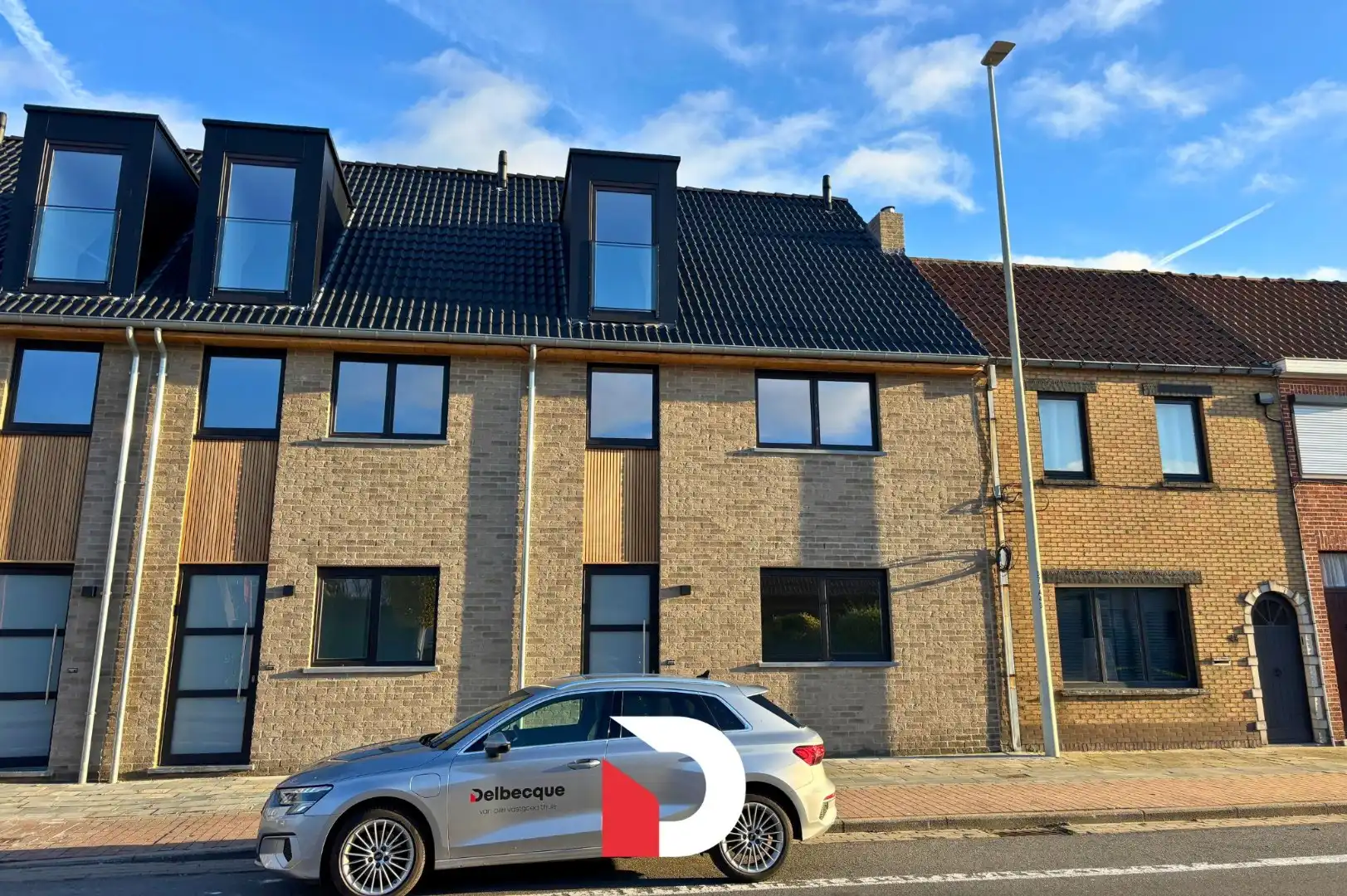 Ruime nieuwbouwwoning met 3 slaapkamers, 2 badkamers. foto {{pictureIndex}}