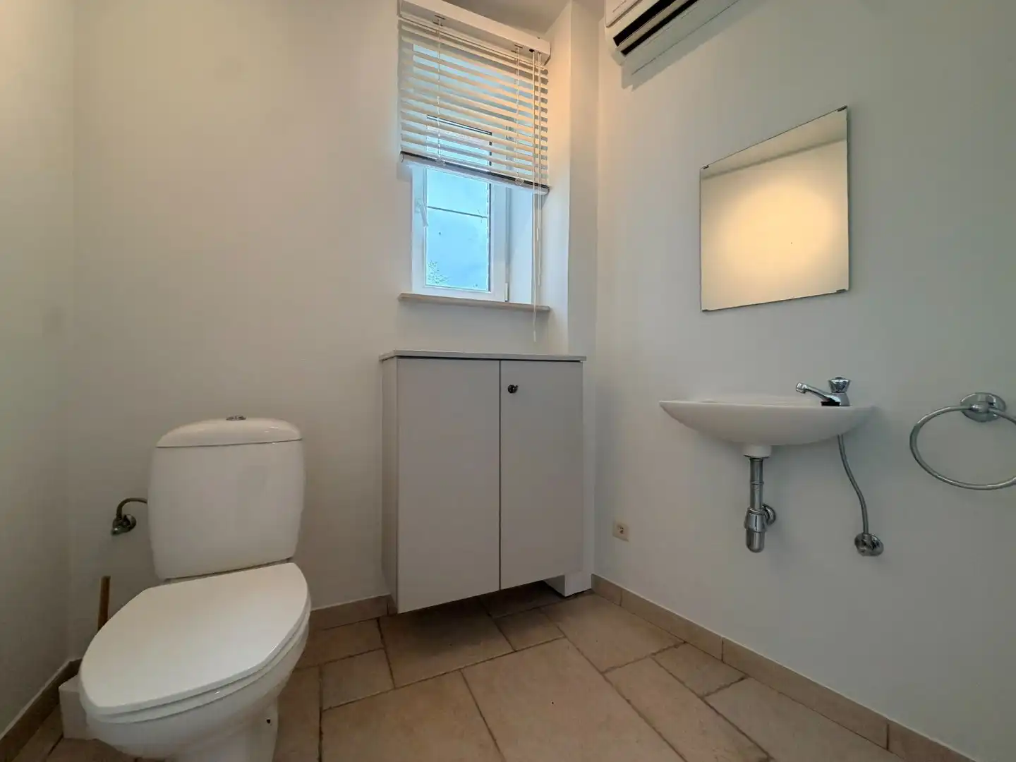 Bijzonder charmante benedenwoonst met 1 slaapkamer, veranda, terras en twee autostandplaatsen foto 9