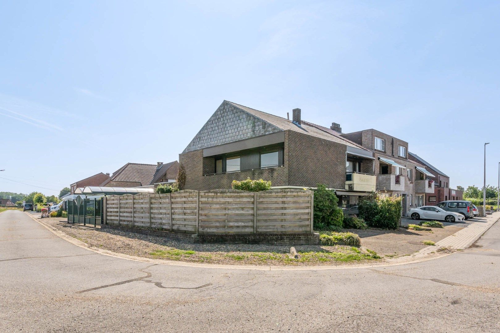 Multifunctioneel gebouw bestaande uit een woning, een winkel en een magazijn/werkplaats gelegen op een rustige locatie te Voorshoven! foto 2