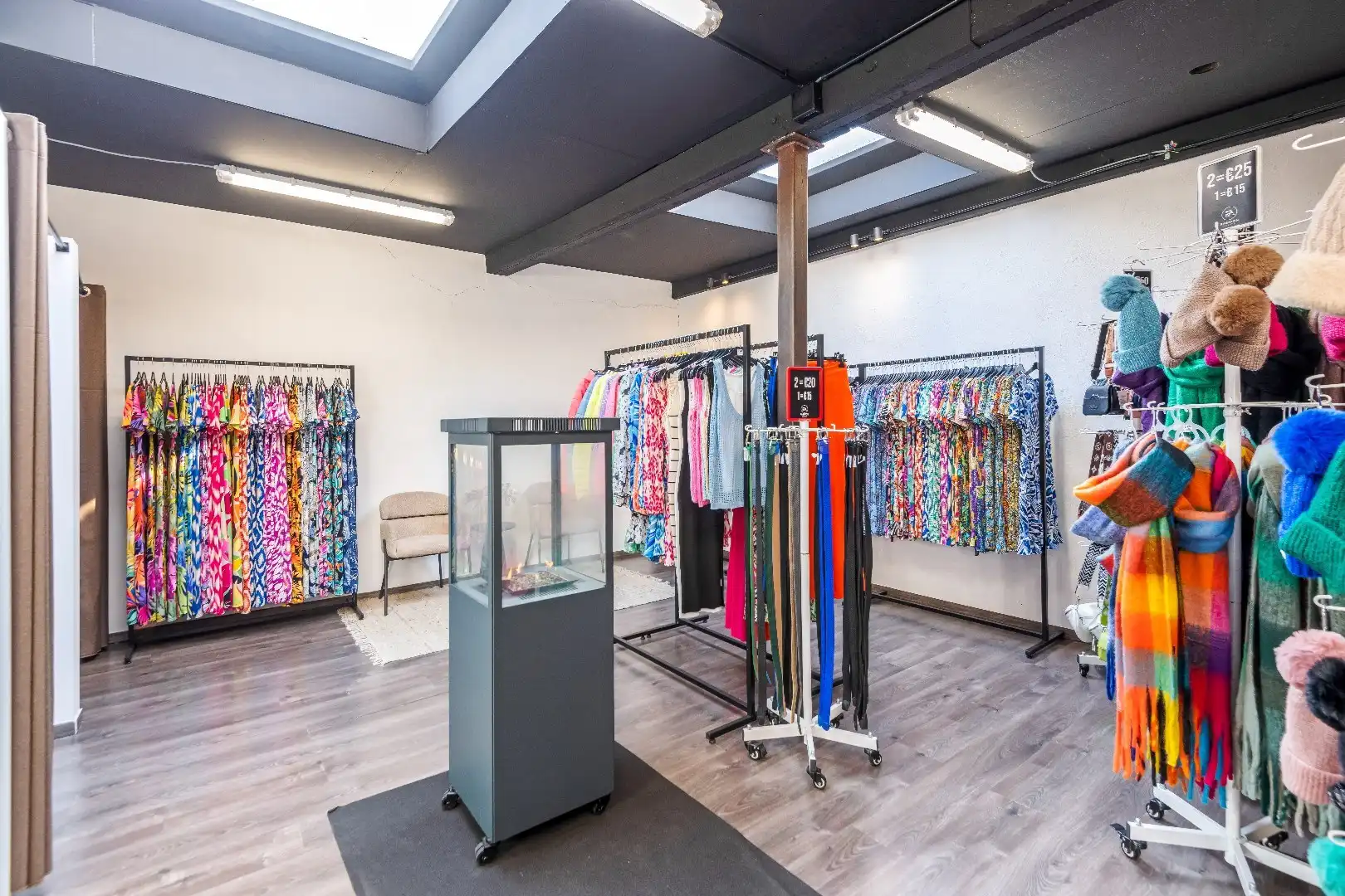 Goed gelegen handelsgelijkvloers gelegen op de Lippenslaan, vlakbij het Van Bunnenplein. foto 7