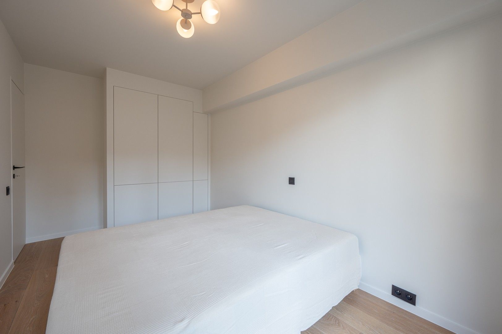 Volledig gerenoveerd appartement met zonnig terras, 2 slaapkamers en zwembad foto 15