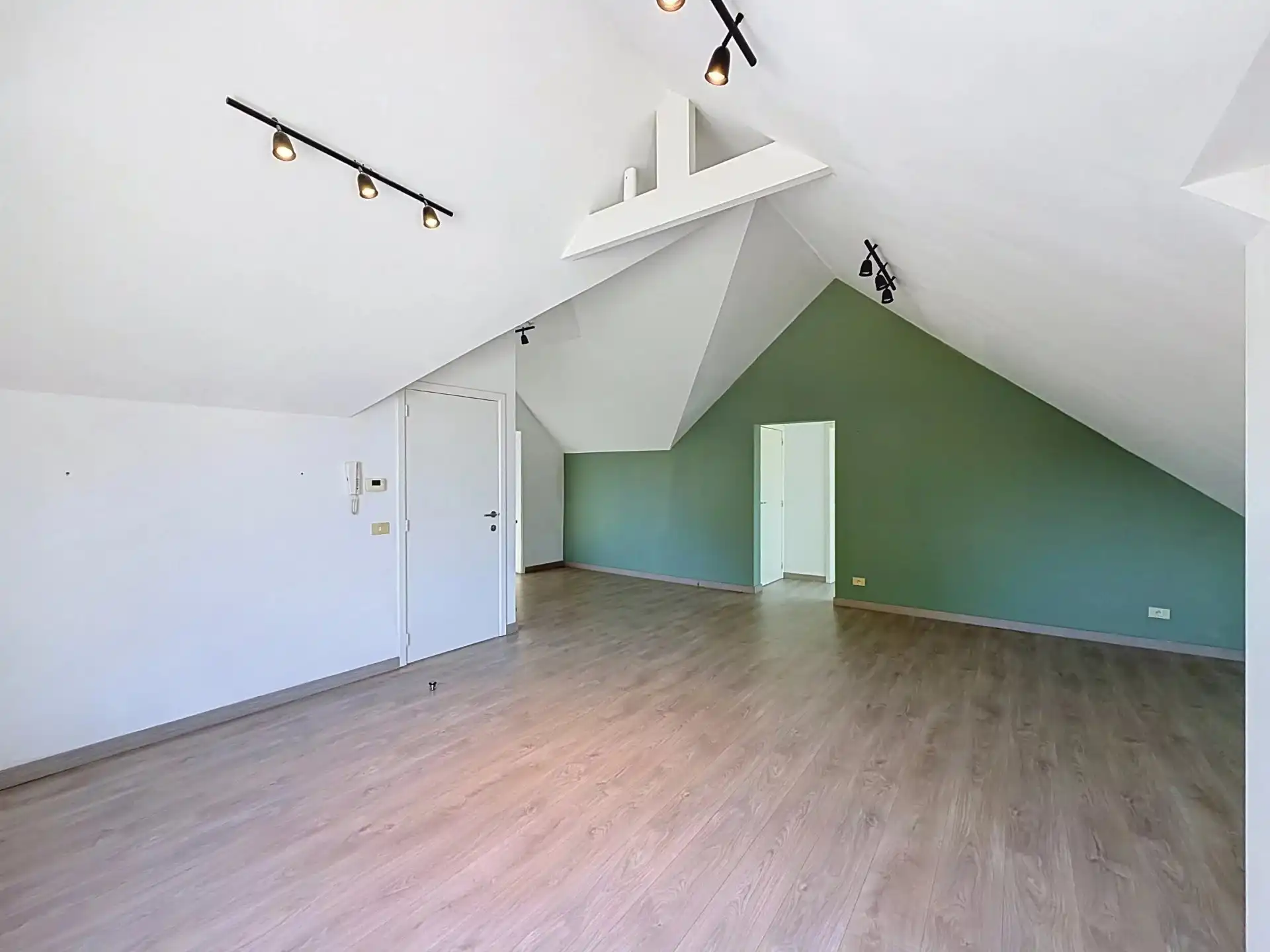 Gezellig dakappartement met 2 slaapkamers en airco foto 5