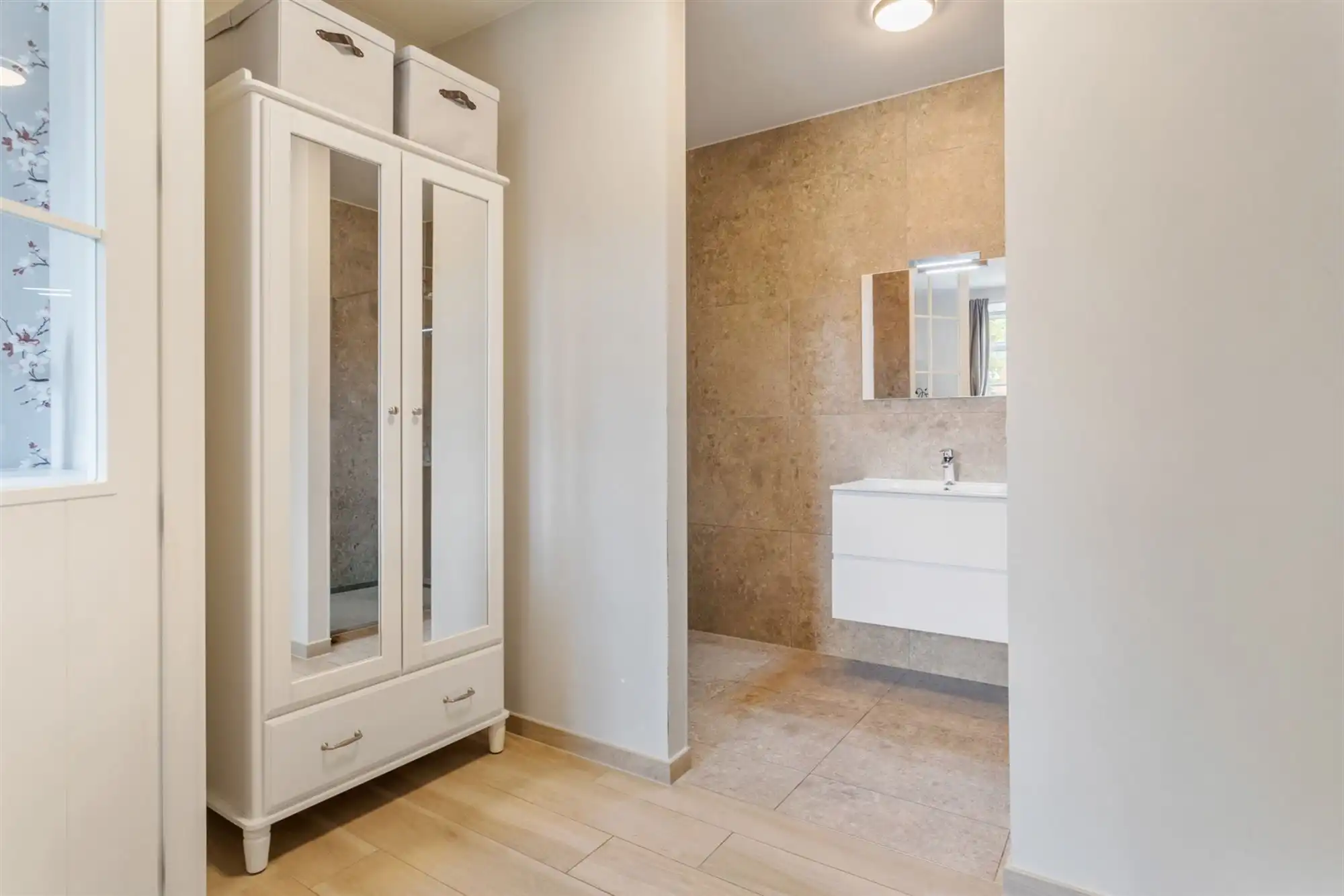 RECENT GELIJKVLOERS APPARTEMENT MET BIJHOREND TERRAS EN RUIME PRIVATE TUIN GELEGEN TE MEERHOUT foto 21