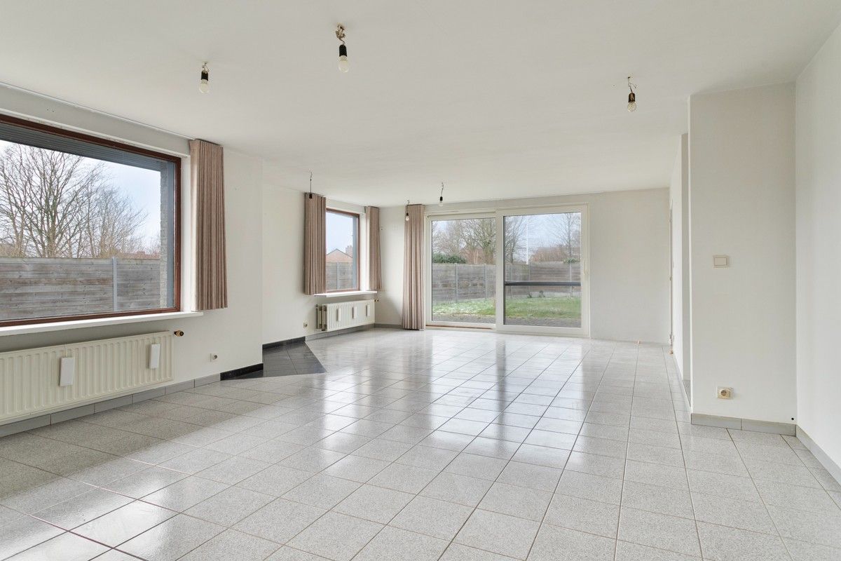 Ruime woning met thuiskantoor te Lendelede foto 3