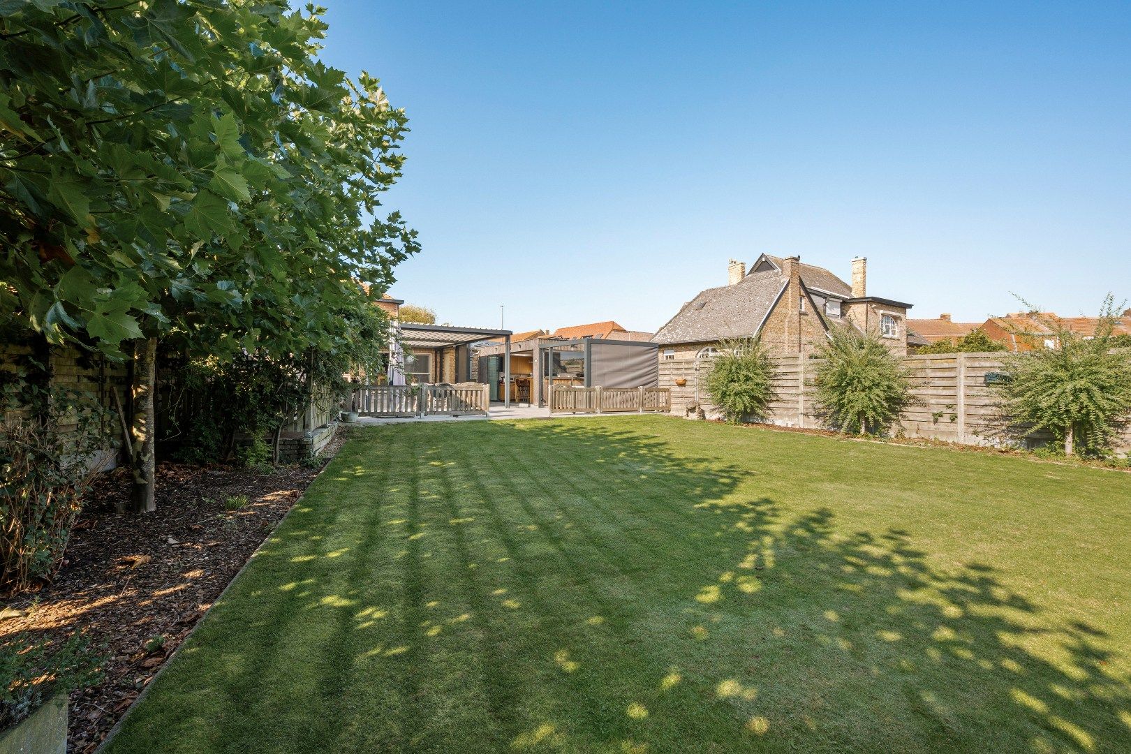 Instapklare halfopen woning met 3 slaapkamers, garage, tuin en mancave in Mesen foto 2