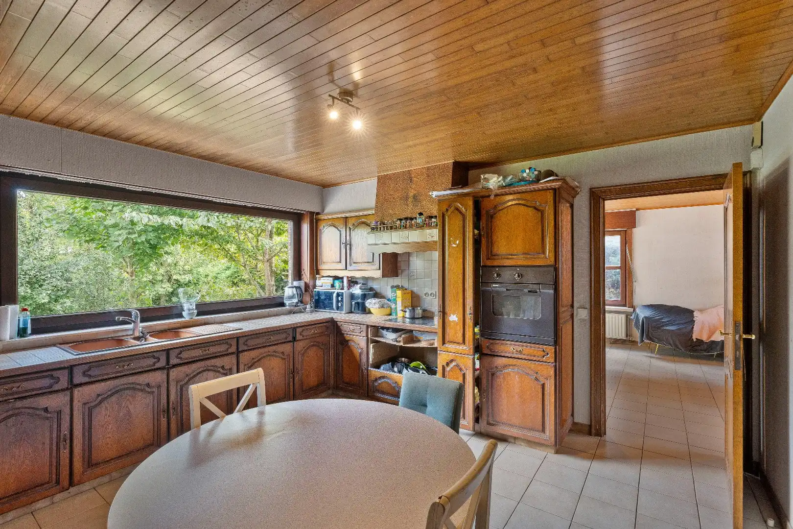 OP TE FRISSEN WONING MET 3 SLPKS, GROTE TUIN EN 2 GARAGES foto 6