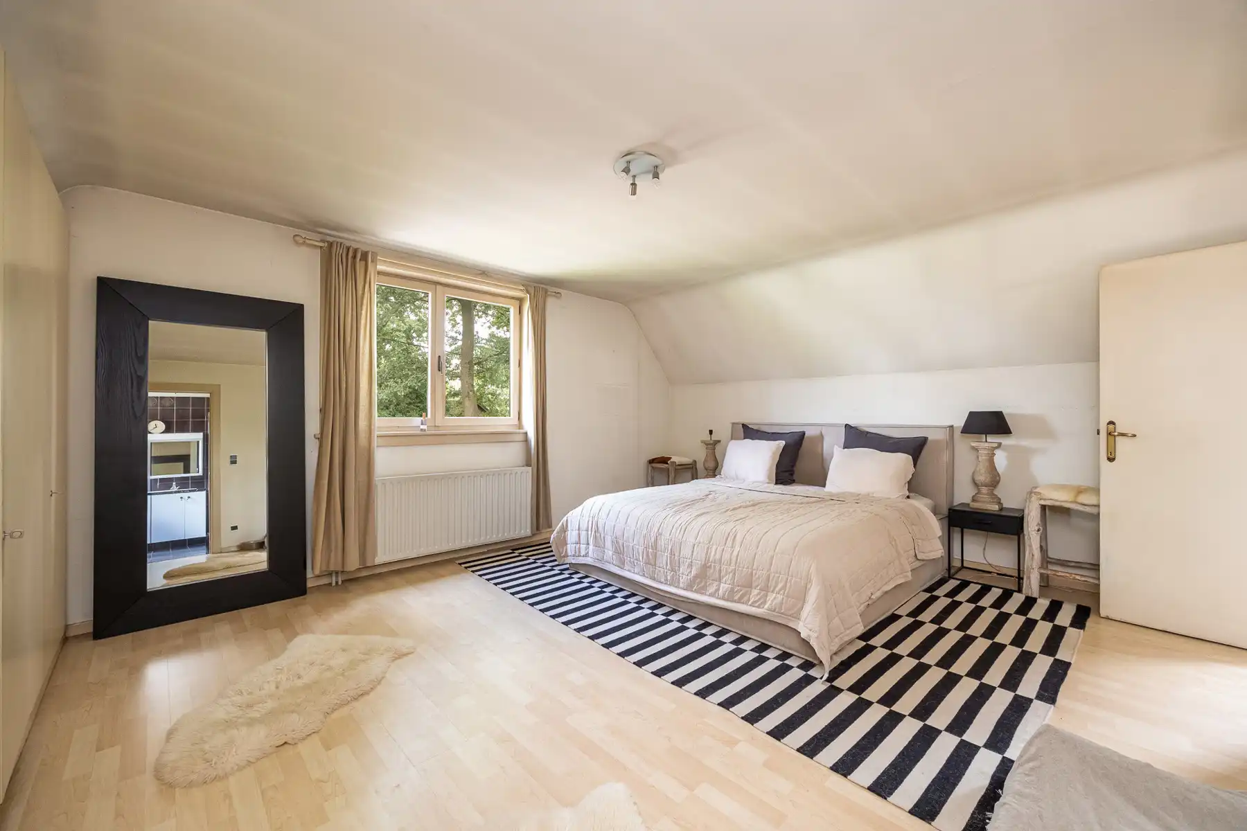 Te renoveren villa met paardenstallen op ca. 1753 m². foto 12