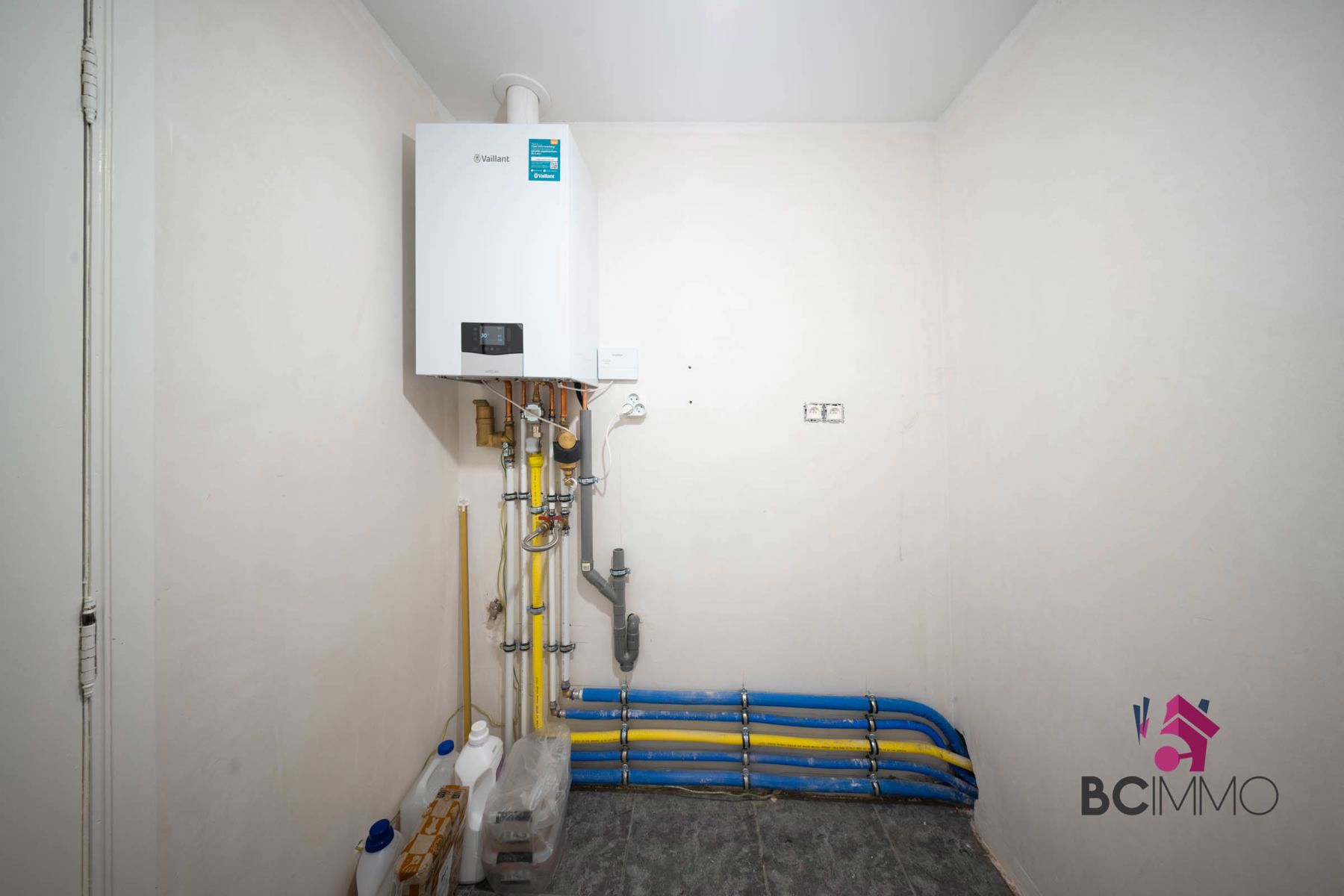 Instapklare halfopen woning op ruim hoekperceel in rustige woonwijk van Genk foto 13