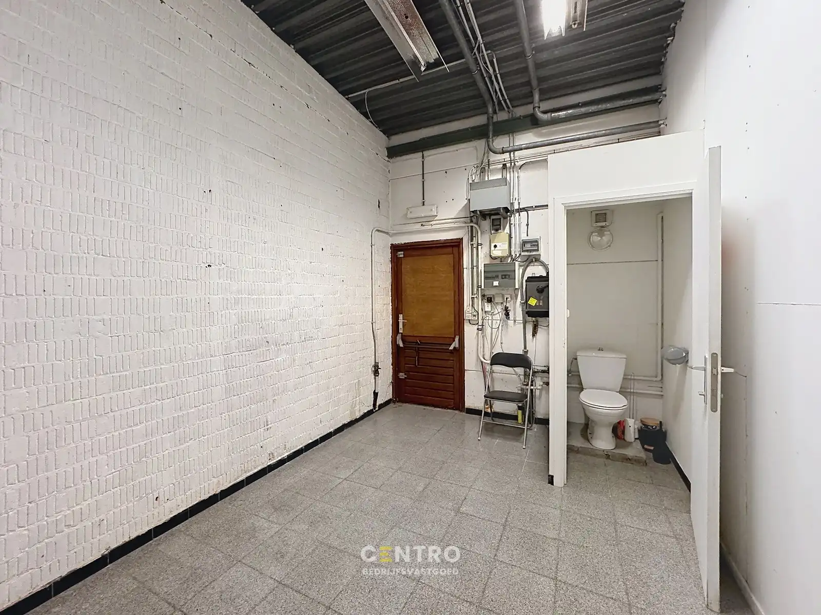 Instapklaar HANDELSPAND met OPSLAGRUIMTE (sectionaalpoort) en private parkeergelegenheid voor de deur op ZICHTLOCATIE "Blauwe Toren" te Brugge. foto 9