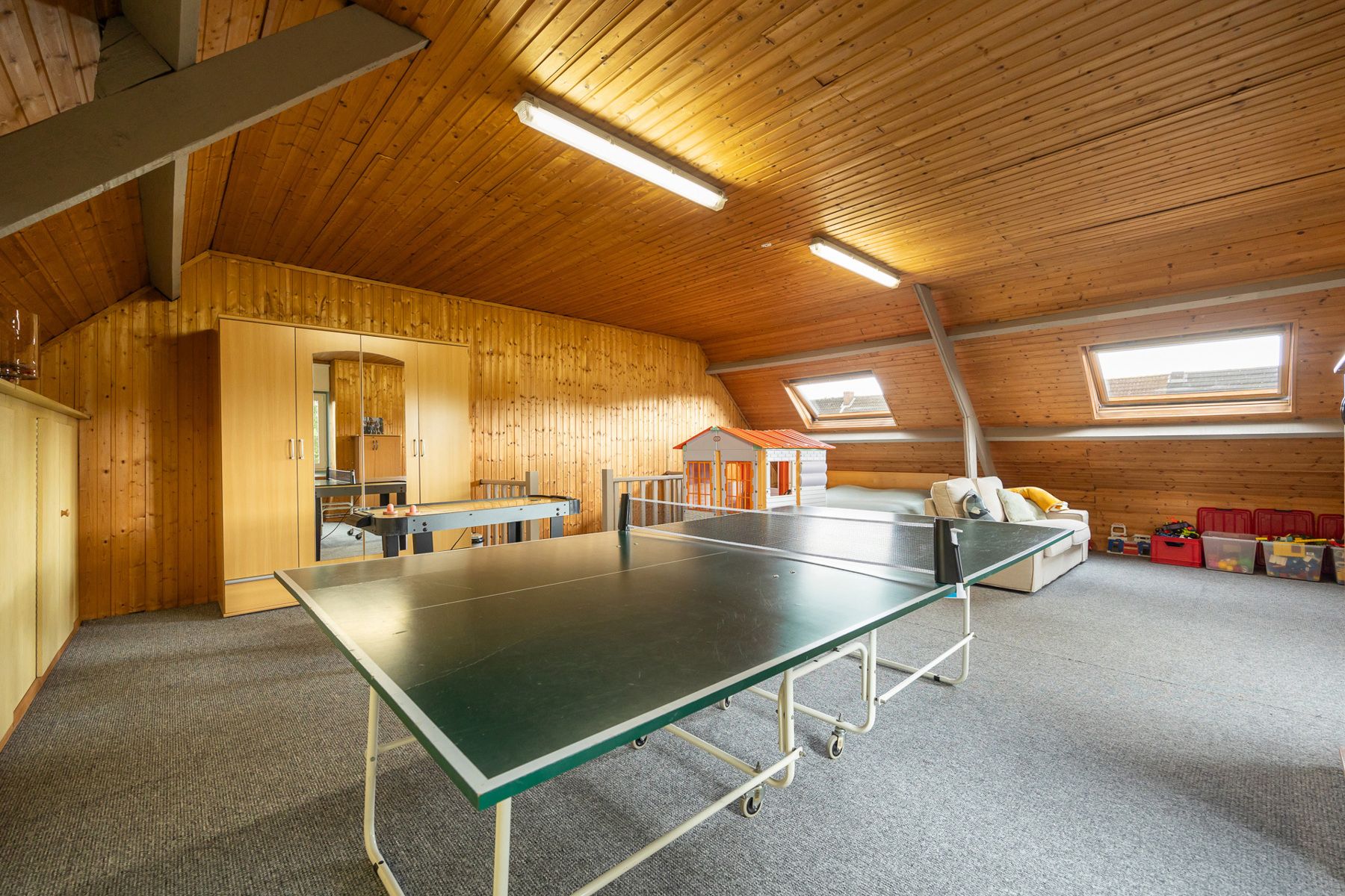 INSTAPKLAAR: H.O.B. met 5 slpks, aangelegde tuin en garage foto 19