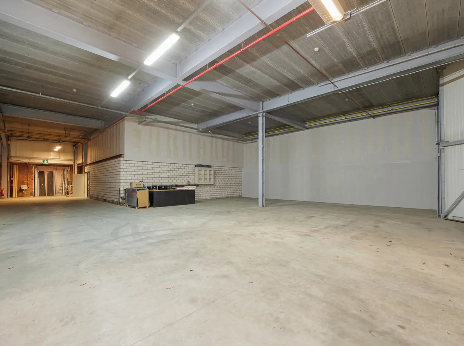 Magazijn en kantoorruimte te huur in Wommelgem foto {{pictureIndex}}