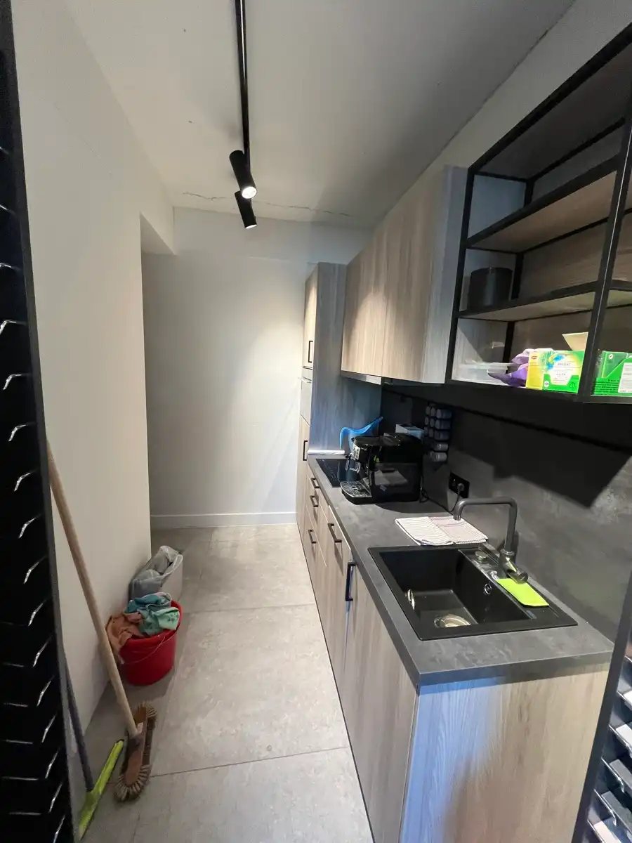 Winkel/showroom met topzichtbaarheid in Hasselt foto 15