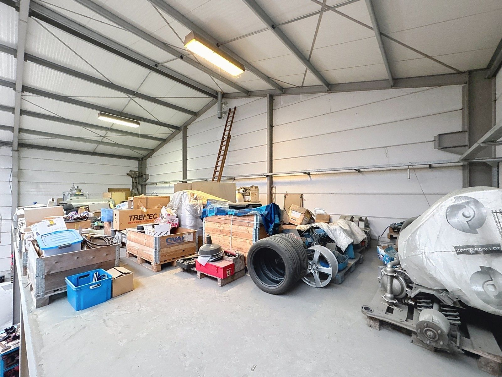 Instapklaar BEDRIJFSPAND te koop in Zedelgem, bestaande uit magazijn (480m²) met geïntegreerde kantoorruimten en grotendeels verhard buitenterrein! Op industriezone. foto 9