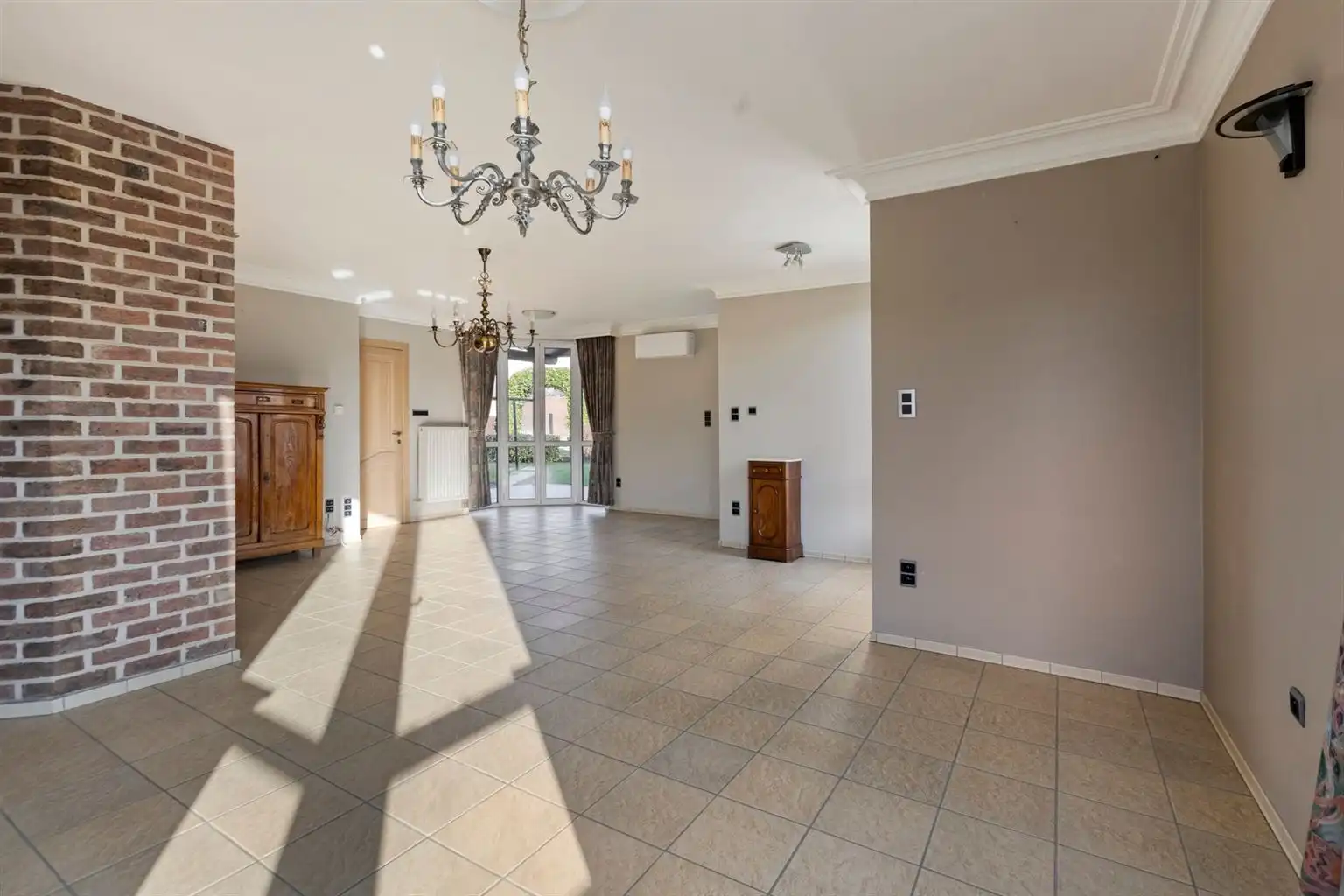 Ruime, vrijstaande woning op een perceel van 965m2 met 3 slaapkamers, inpandige garage en tuin, rustig doch centraal gelegen in Oud-Dilsen. foto 3