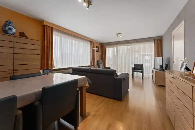 Roeselare : Instapklaar en ruim gerenoveerd appartement op toplocatie ! foto {{pictureIndex}}