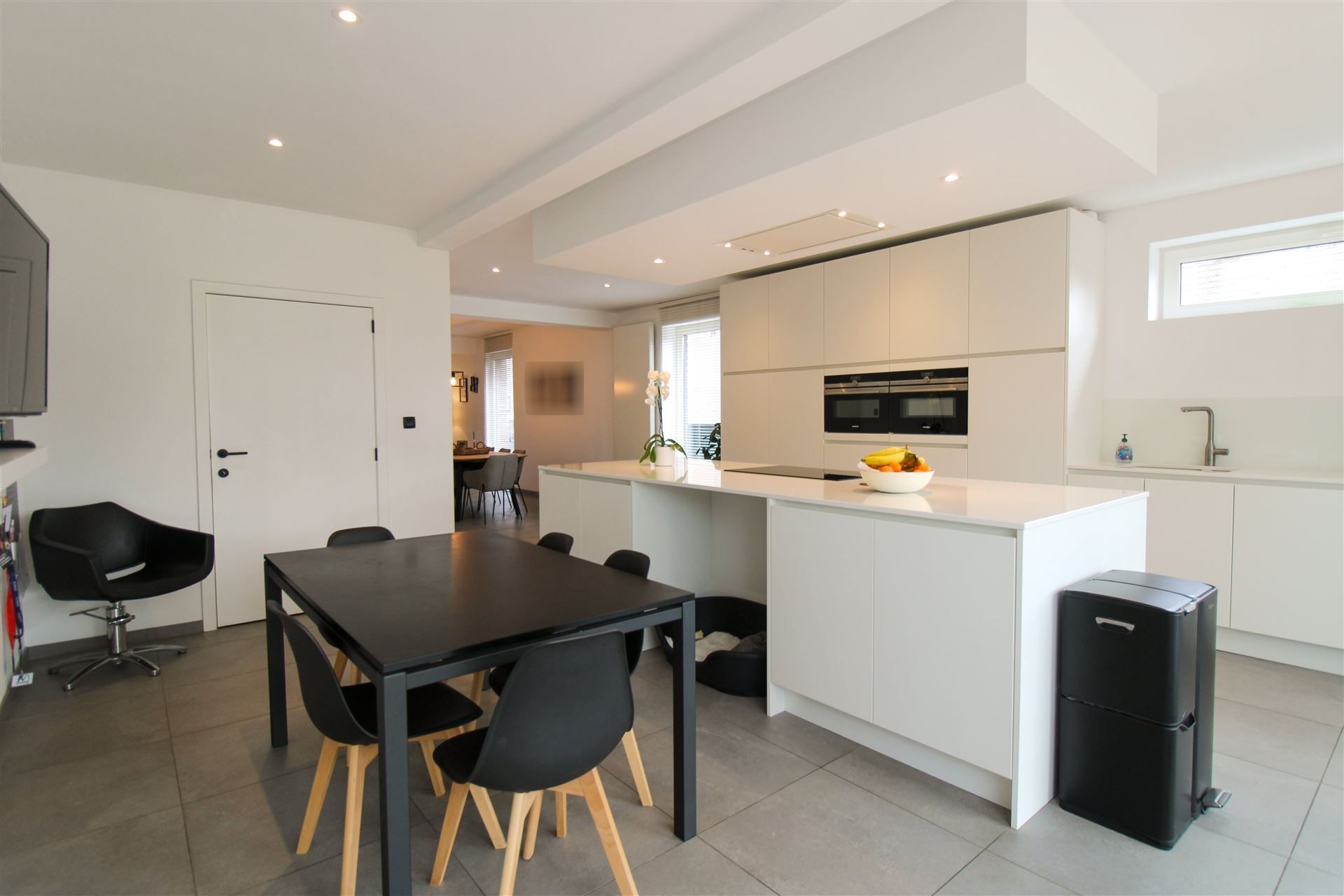 Instapklare, volledig gerenoveerde gezinswoning met 3 slaapkamers, ruime leefkeuken, zonnige omheinde tuin op 5a71ca, zonnepanelen, airco en EPC B, ideaal gelegen nabij scholen, winkels en het centrum van Maasmechelen! foto 7