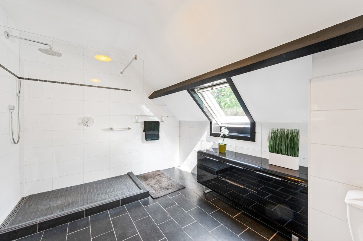 Ruime gezinswoning op 1135 m² met mogelijkheid tot 5 slaapkamers vlakbij het centrum van Zoersel. foto 17