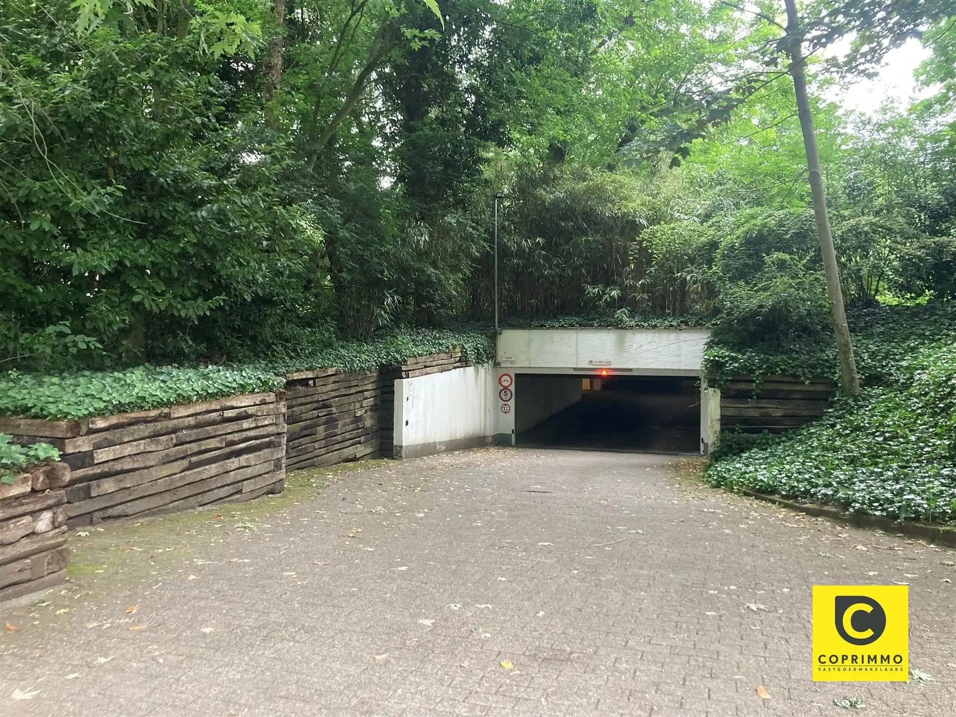 Garage te koop Fruithoflaan 122-124 - 2600 BERCHEM