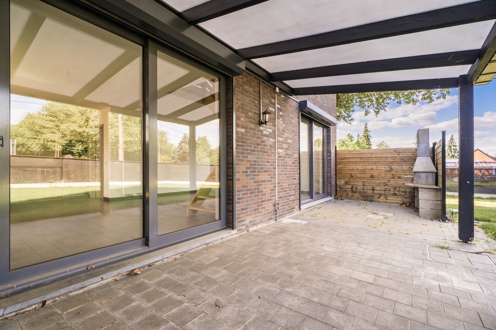 Moderne gezinswoning met garage en tuin. foto 23