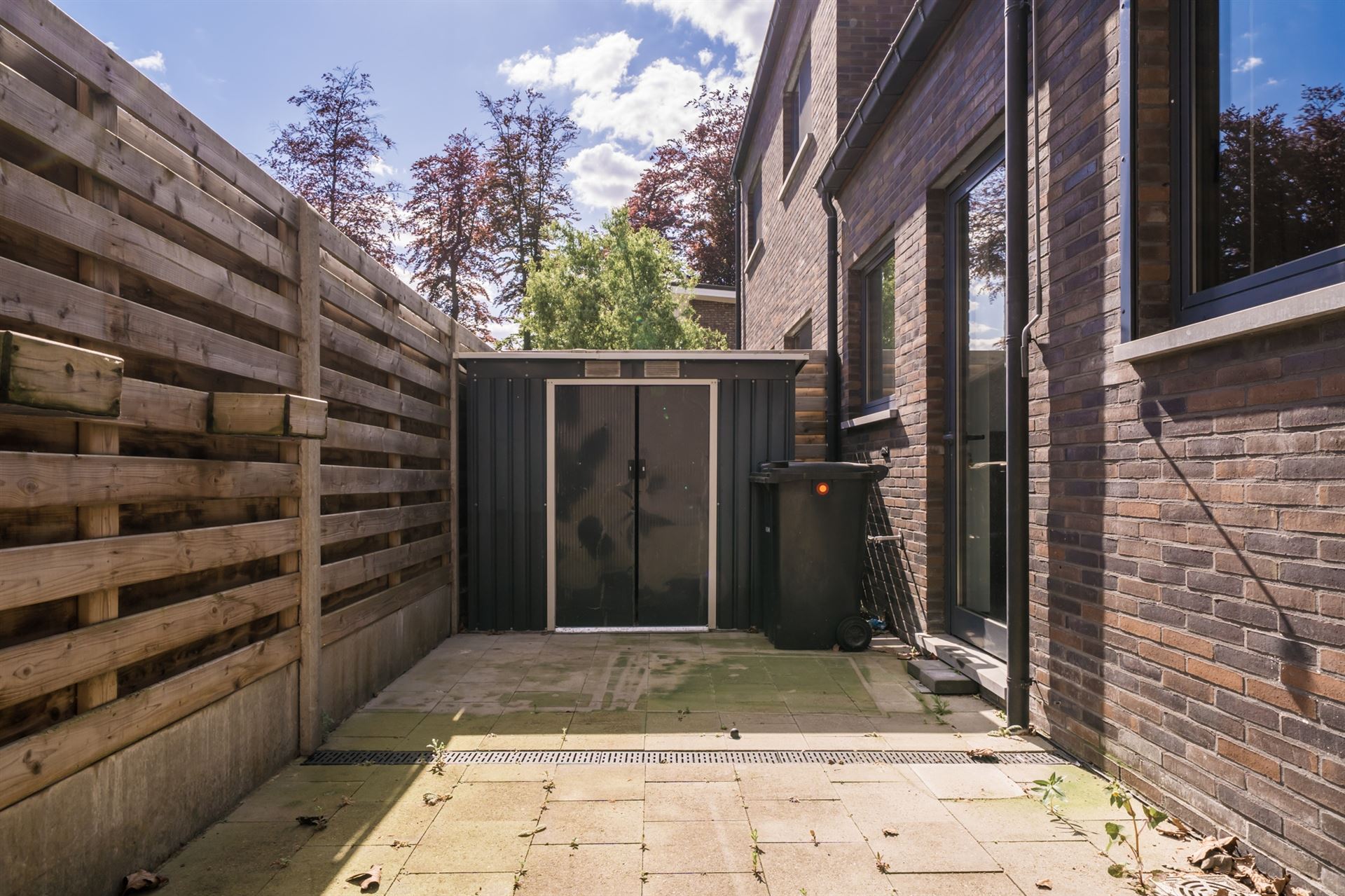 Moderne gezinswoning met garage en tuin. foto 23
