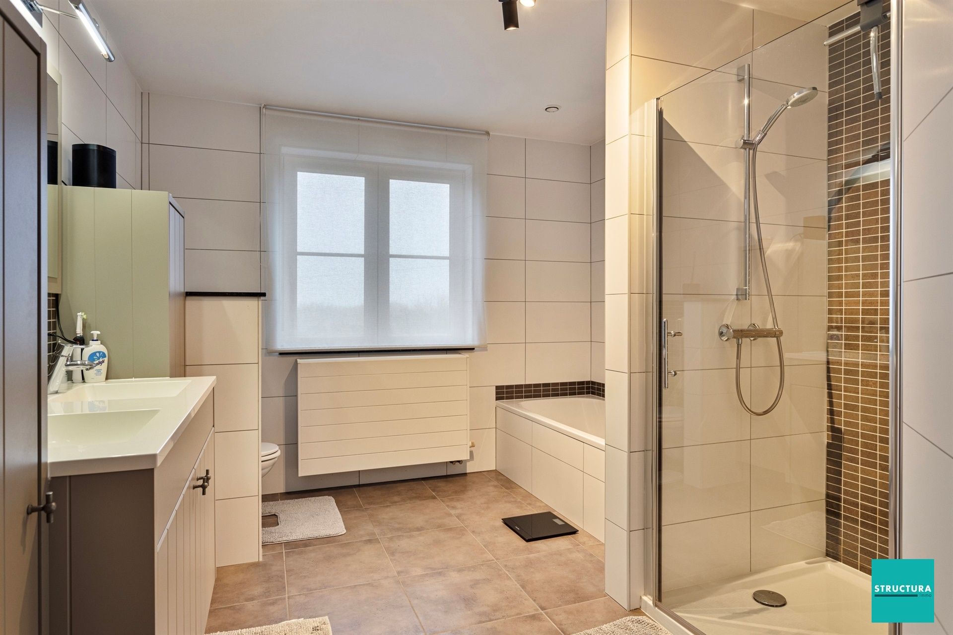 Instapklare recente driegevelwoning nabij centrum Brussegem foto 10